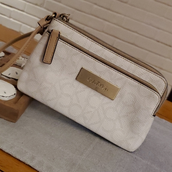 Calvin Klein wristlet - Picture 1 of 4